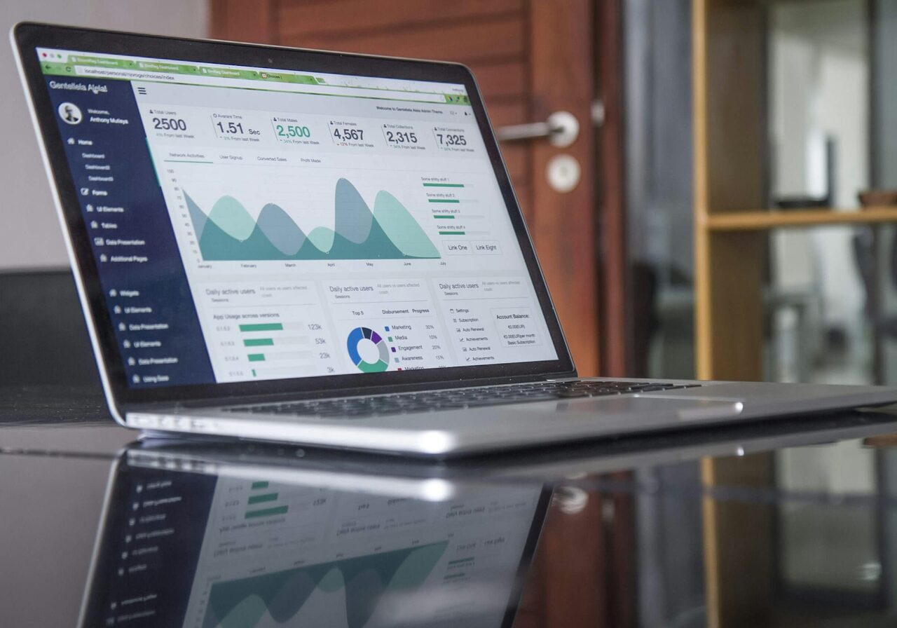 Laptop met financieel overzicht